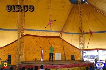 Rede de ensino municipal, participam show matinê do circo.