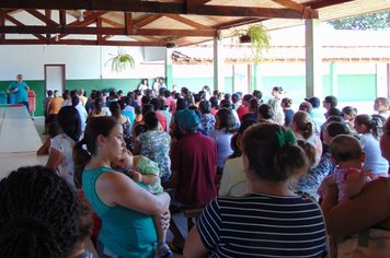 Prefeito acompanha entrega de material e uniformes escolares.