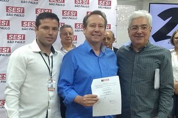 Prefeito assina convênio com o SESI