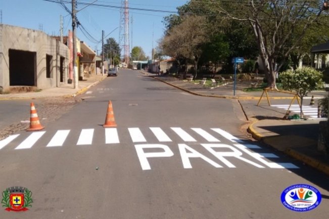 Faixas de pedestres e pare recebe nova pintura no município.