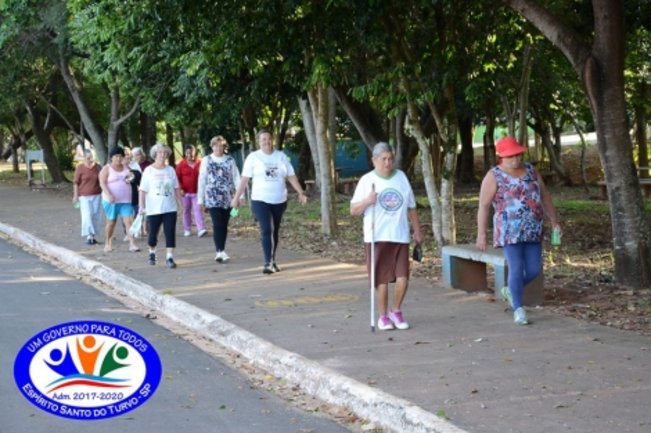 Departamento de Convivência do Idoso realiza caminhada.