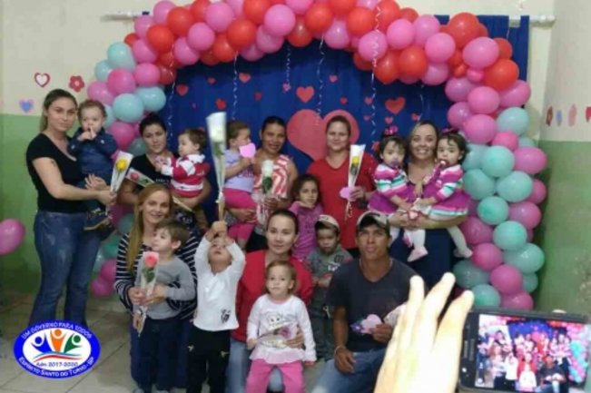 Homenagem as mamães na Creche Maycon Douglas Godoy Américo