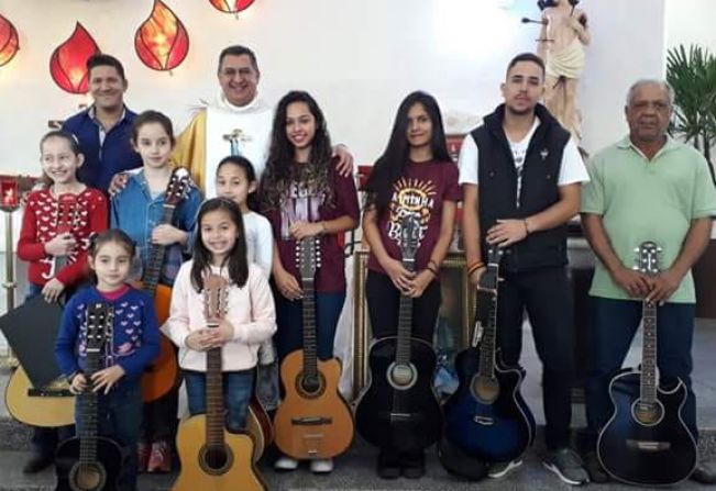 Alunos participaram de missa com o Professor Eliel Lima e o Padre Agnaldo.